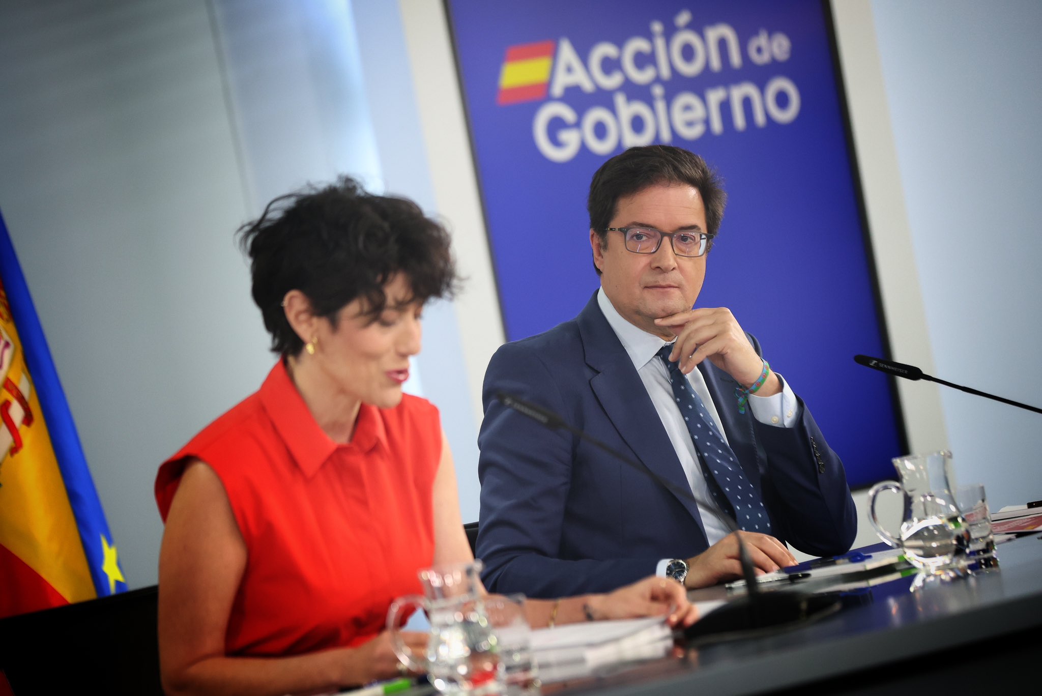 Elma Saiz, quien sale acompañada de una de las mejores cabezas del Gobierno; Óscar López, ministro de la cosa digital y de la cosa funcionarial