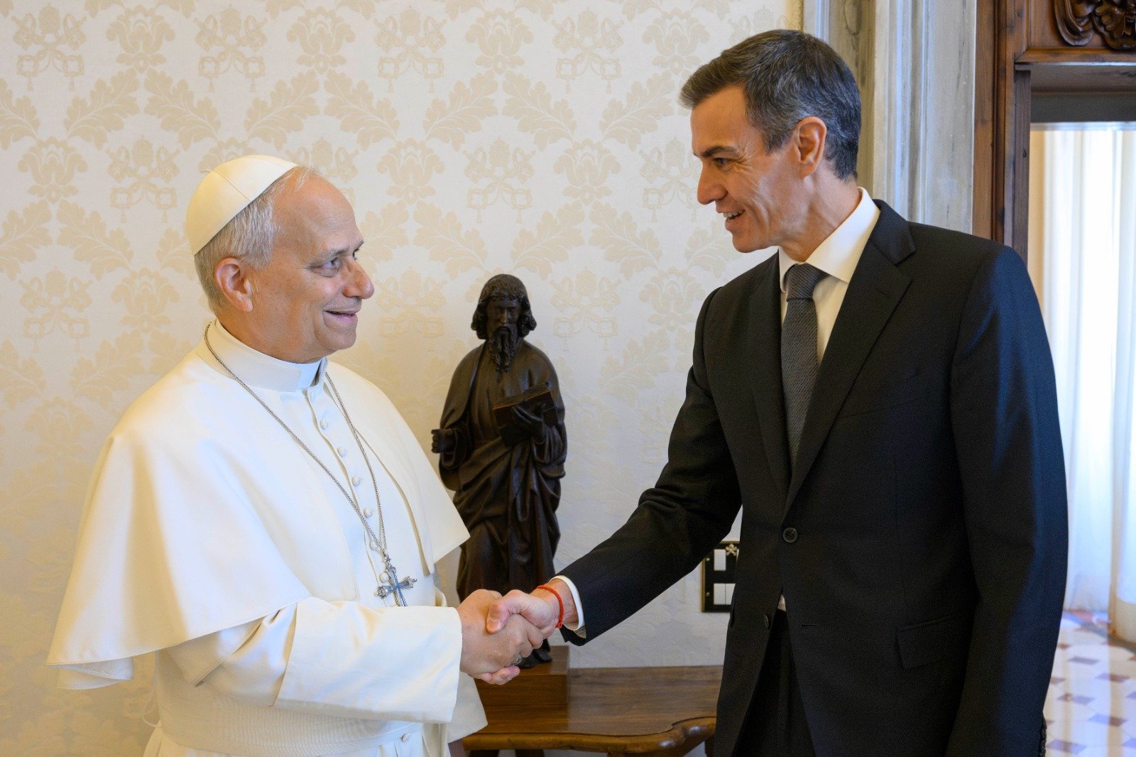 Pedro Sánchez utiliza al Papa a su conveniencia