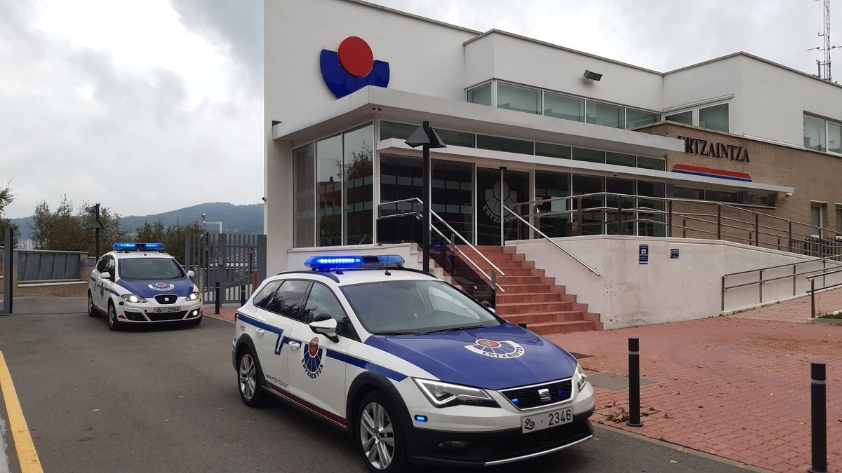 Sobre las seis de la mañana una treintena de coches de la Ertzaintza, Policía Nacional y Policía Local han rodeado las fábricas okupadas de URSSA y EGA
