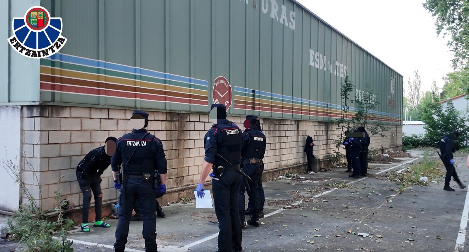 Nunca se había visto un dispositivo y una actuación así en capital alavesa: una treintena de coches de la Ertzaintza, Policía Nacional y Policía Local rodearon las fábricas okupadas de URSSA y EGA