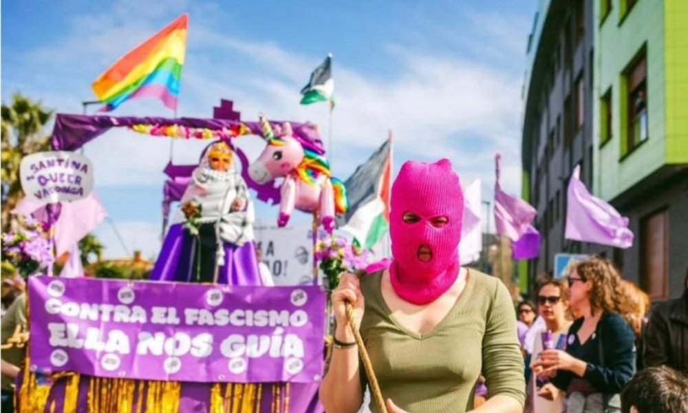 Ese día, un grupo feminista exhibió una imagen que imitaba a la Virgen de Covadonga, pero con símbolos trans y banderas arcoíris