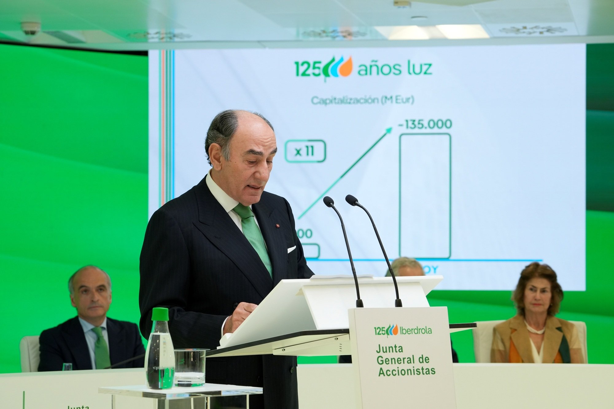 Galán celebra ante los pocos accionistas presentes en la Junta el 125 aniversario, destacando los logros desde su llegada en 2001, claro está