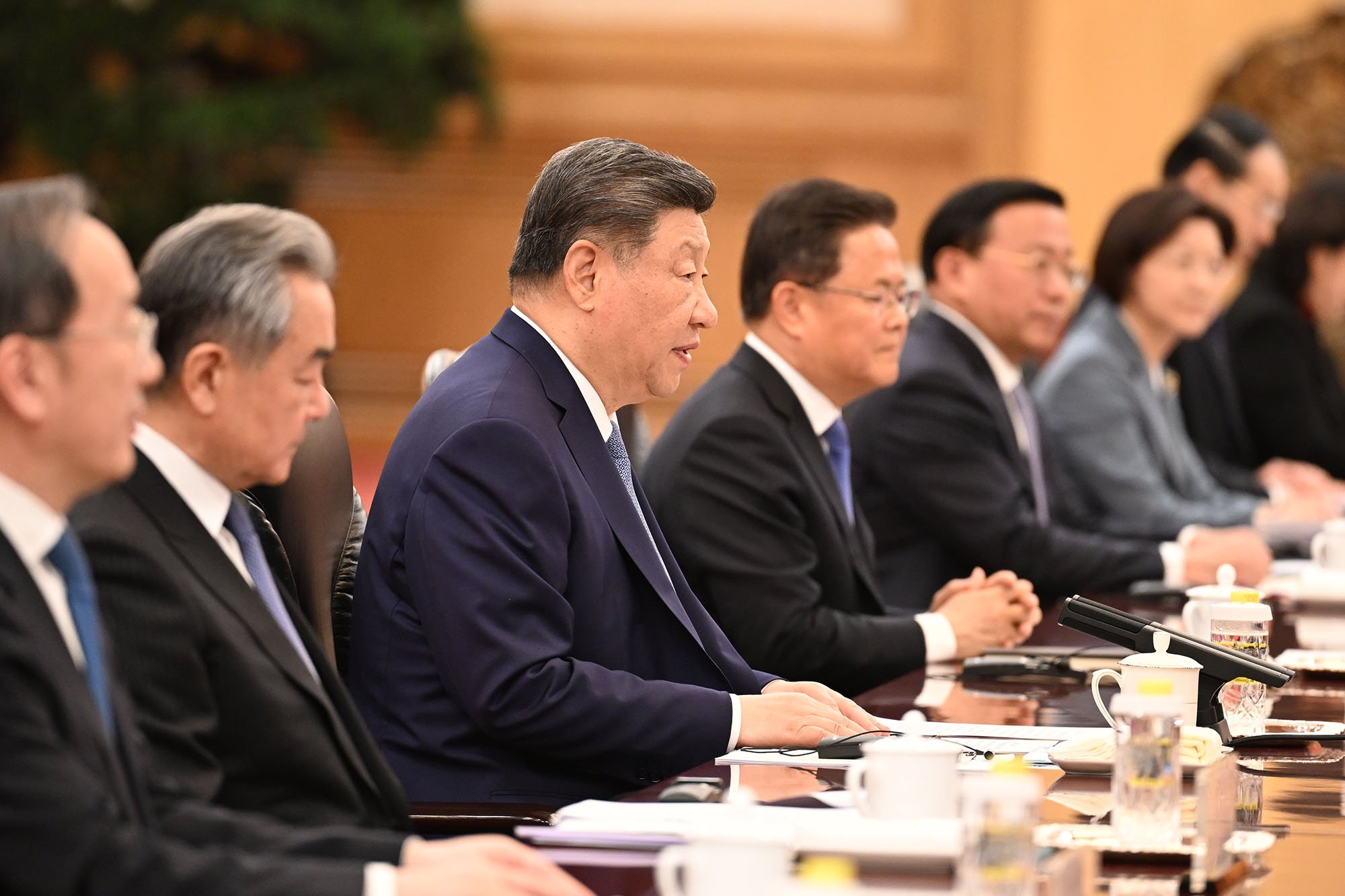 El presidente de la República Popular China, Xi Jinping, y la delegación china en su encuentro con el presidente del Gobierno, Pedro Sánchez, cuando viajó al gigante asiático a mediados del pasado abril El presidente de la República Popular China, Xi Jinping, y la delegación china en su encuentro con el presidente del Gobierno, Pedro Sánchez, cuando viajó al gigante asiático a mediados del pasado abril