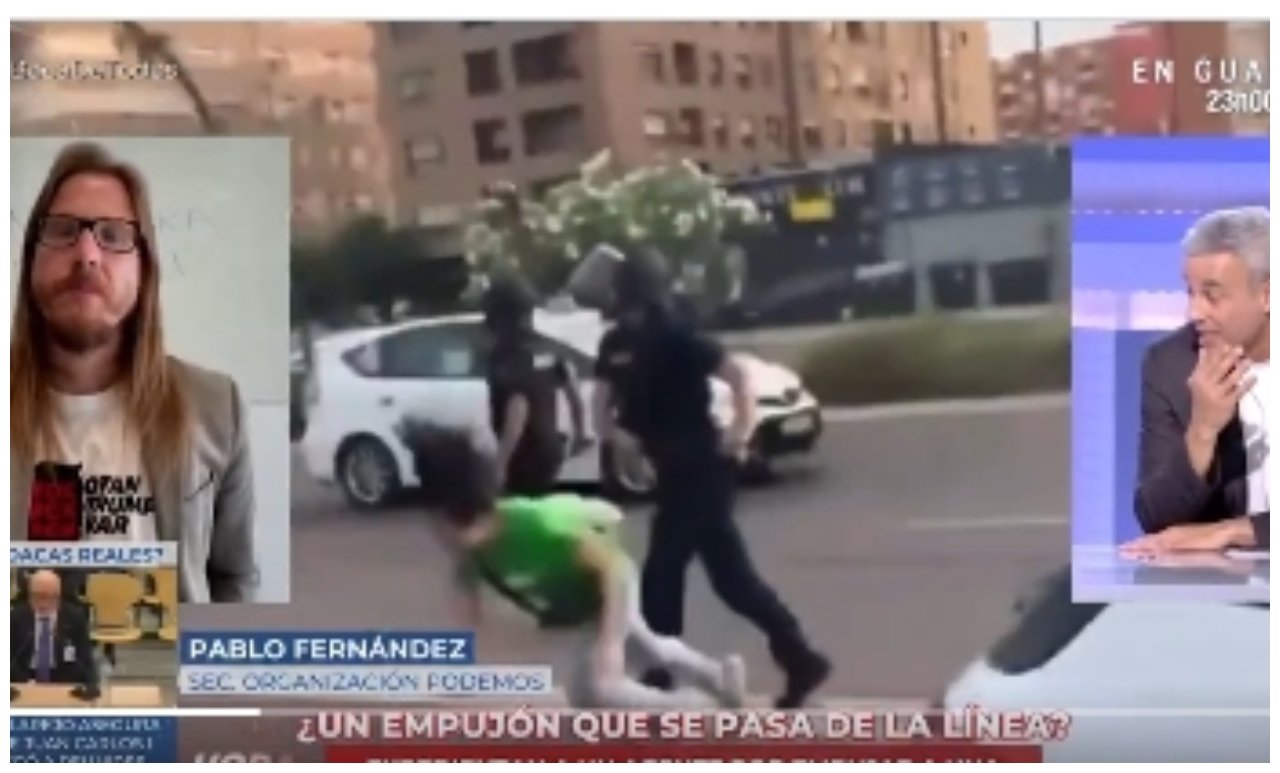 Expedientado el policía nacional que empujó a una docente en las protestas de Educación