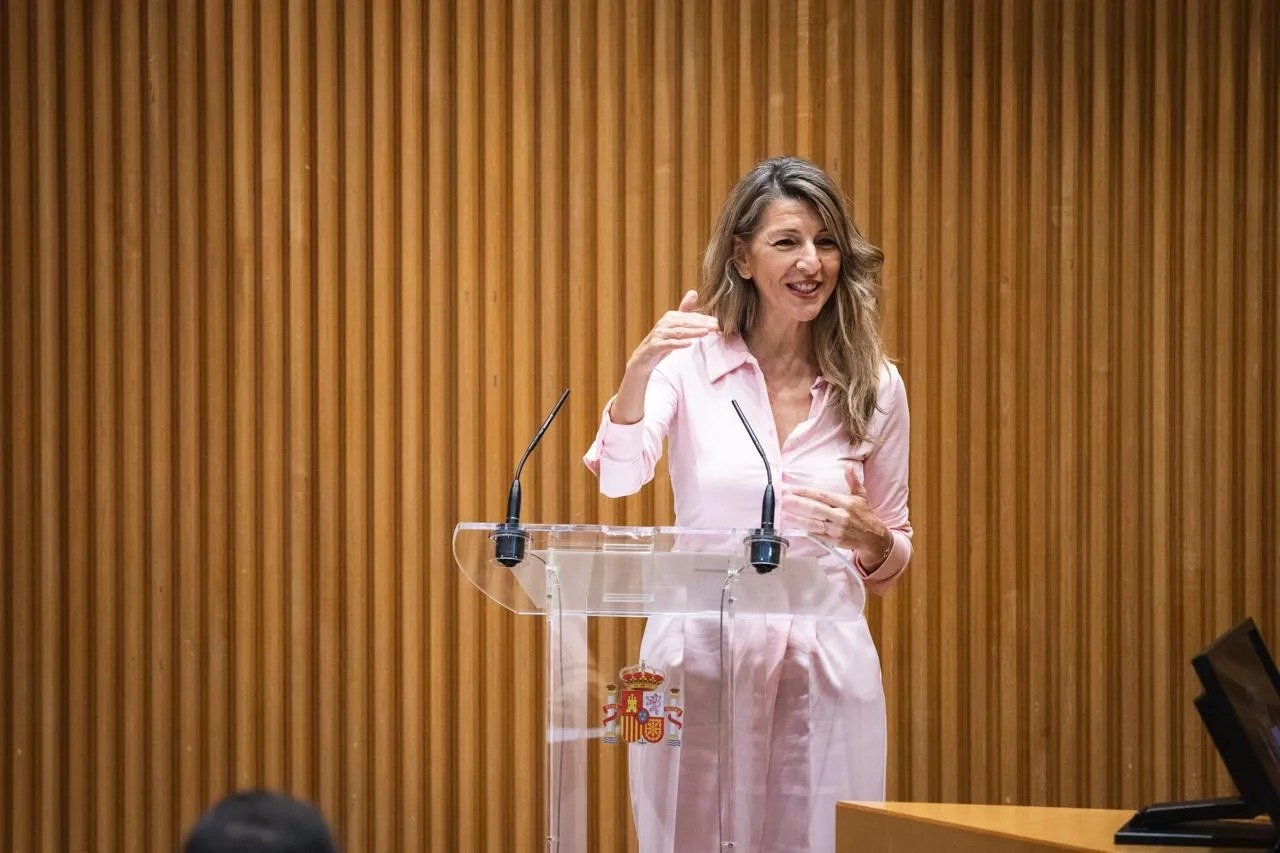 "Mientras haya una persona en desempleo vamos a seguir trabajando, impulsando políticas que ganan derechos, subiendo salarios y haciendo que los trabajadores y trabajadoras vivan mejor", tal culsirería no podría haber sido pronunciada por otra persona que no fuera la ministra de Trabajo, Yolanda Díaz