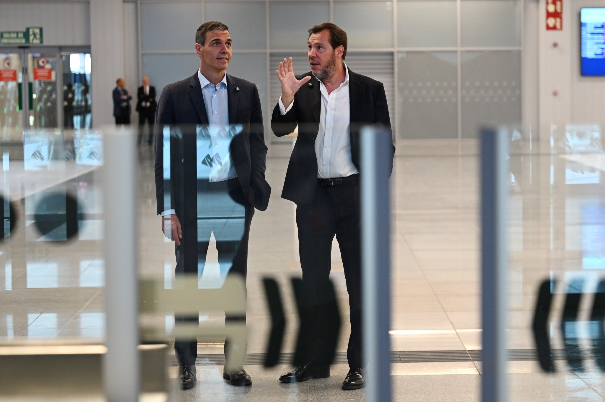Sánchez y Puente presumen del nuevo vestíbulo de la estación de Chamartín... mientras el caos ferroviario sigue sin solucionarse y creciendo