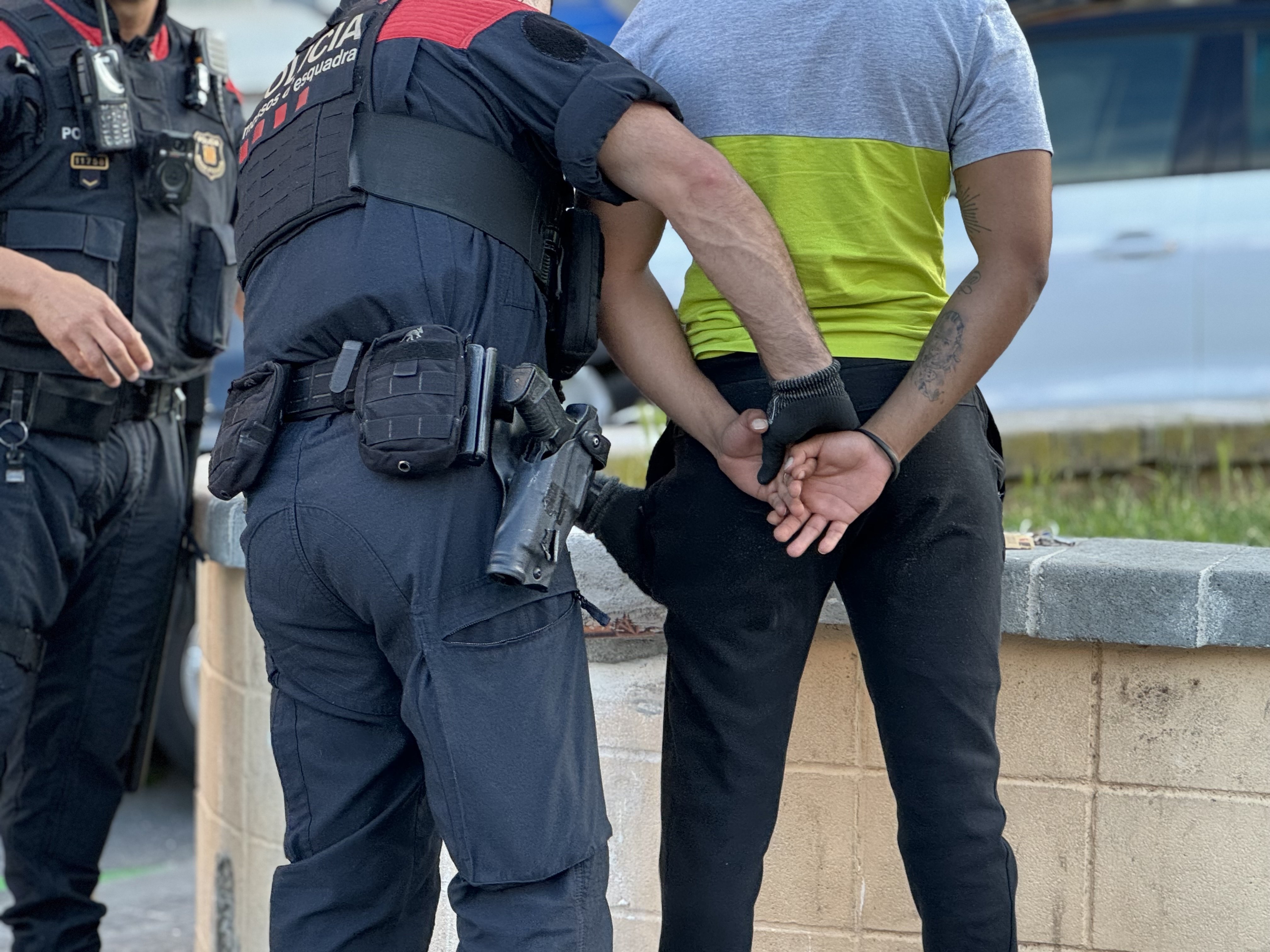 Los Mossos d'Esquadra y la Guardia Urbana detuvieron ayer martes a cuatro jóvenes, tres hombres y una mujer, acusados de atacar a varios vecinos con hachas y palos y armas blancas
