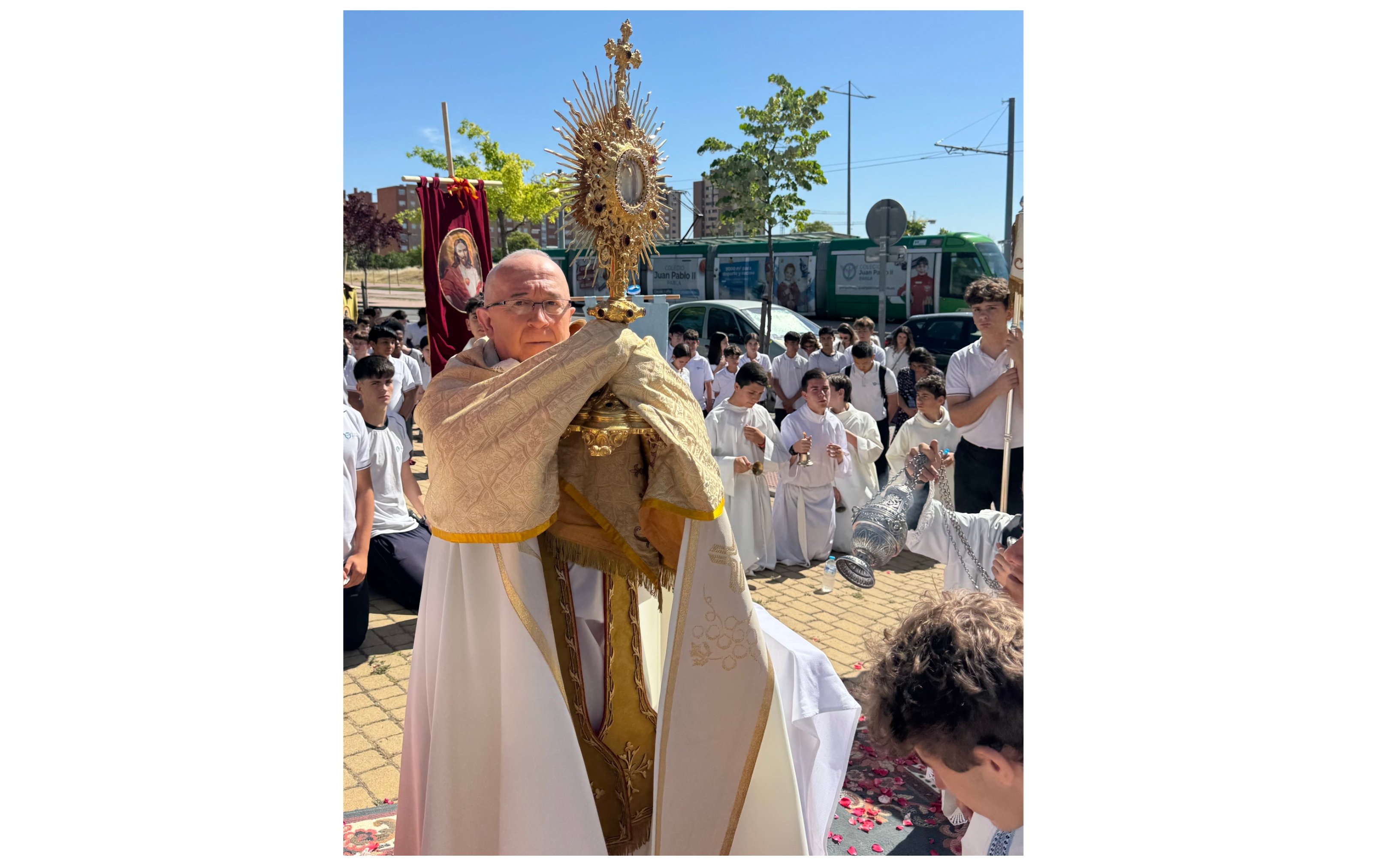 Mons. José María Avendaño, Obispo Auxiliar de Getafe, ha presidido la celebración del Corpus Christi del Colegio Juan Pablo II, en Parla