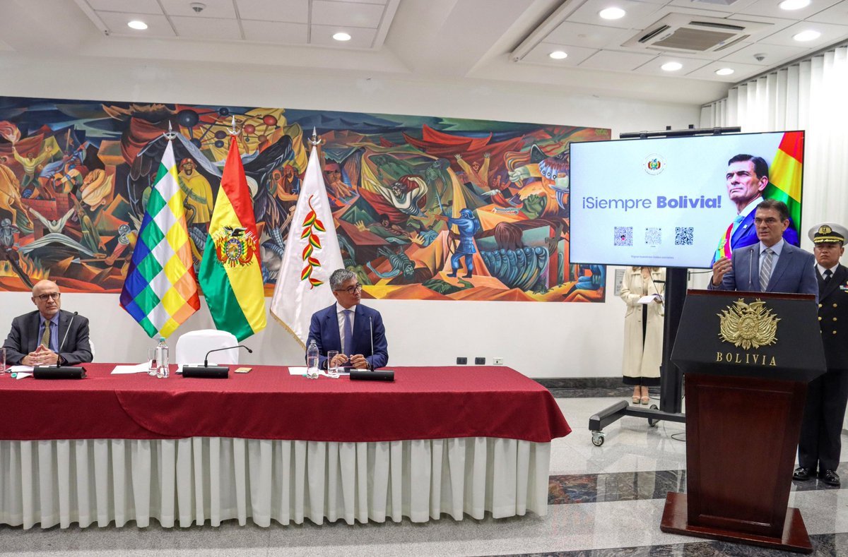 El presidente derechista de Bolivia, Rodrigo Paz, pronunciando un discurso