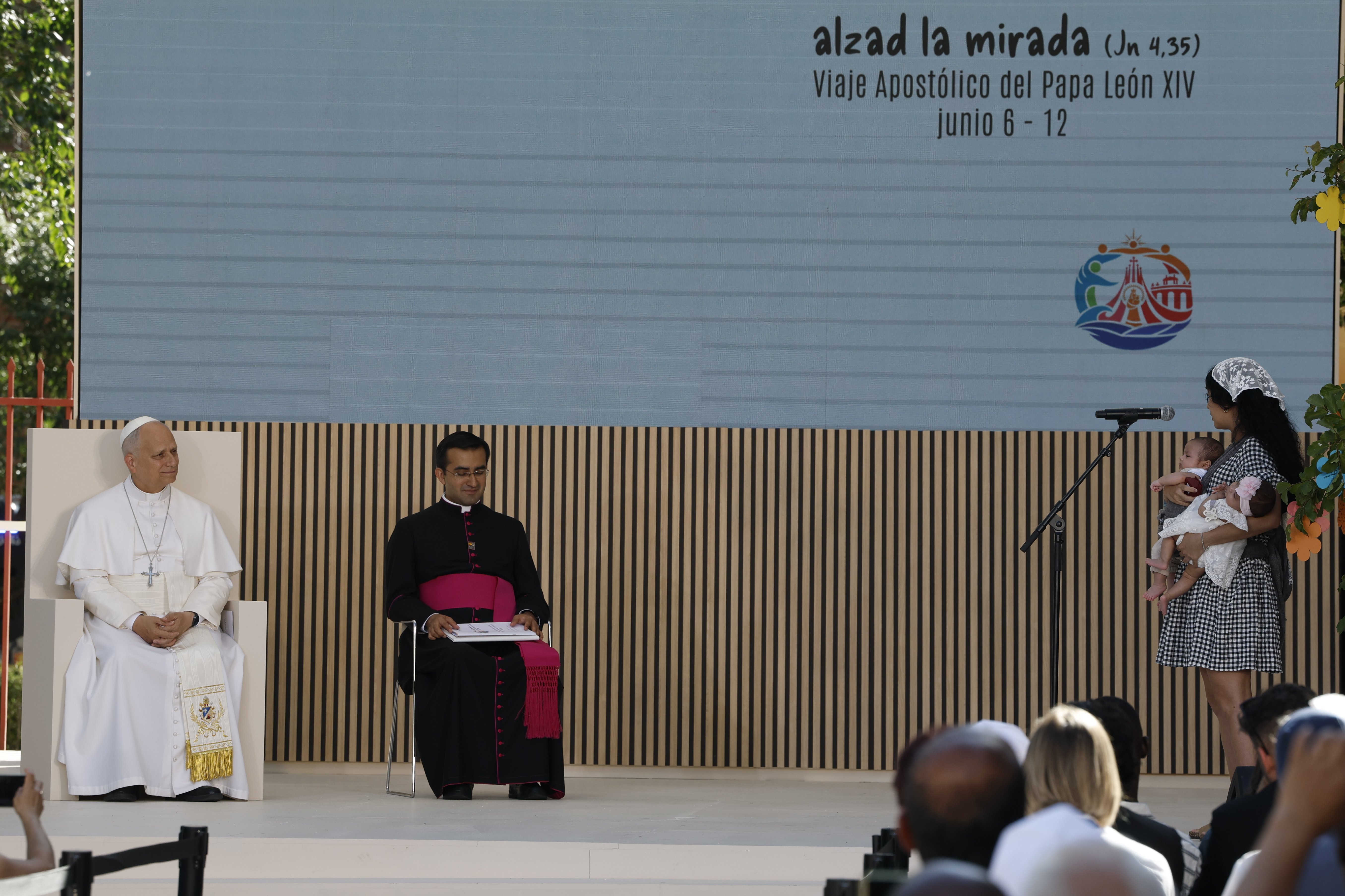León XIV lo hizo estupendamente bien, durante el acto en CEDIA en la tarde del sábado. Por ejemplo, nos recuerda eso: que la caridad no estriba en dar sino en acompañar / Foto: J.J. Guillén/EFE