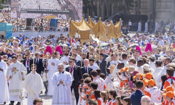 Procesión mucha gente