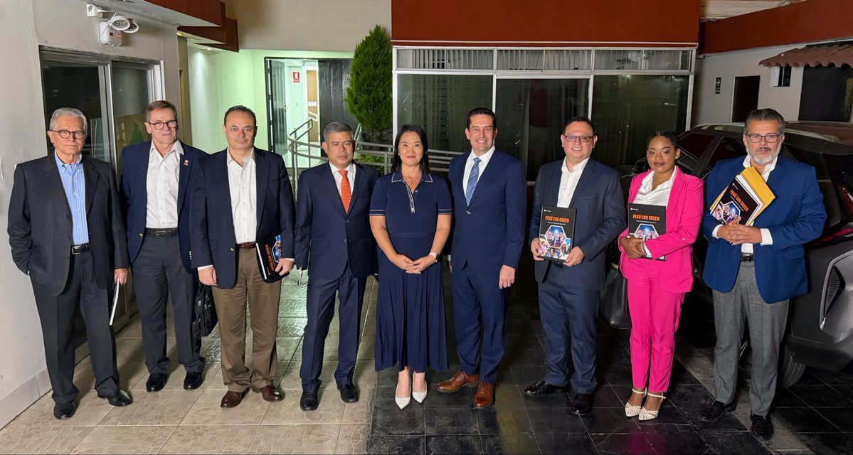 La candidata derechista Keiko Fujimori (en el centro)