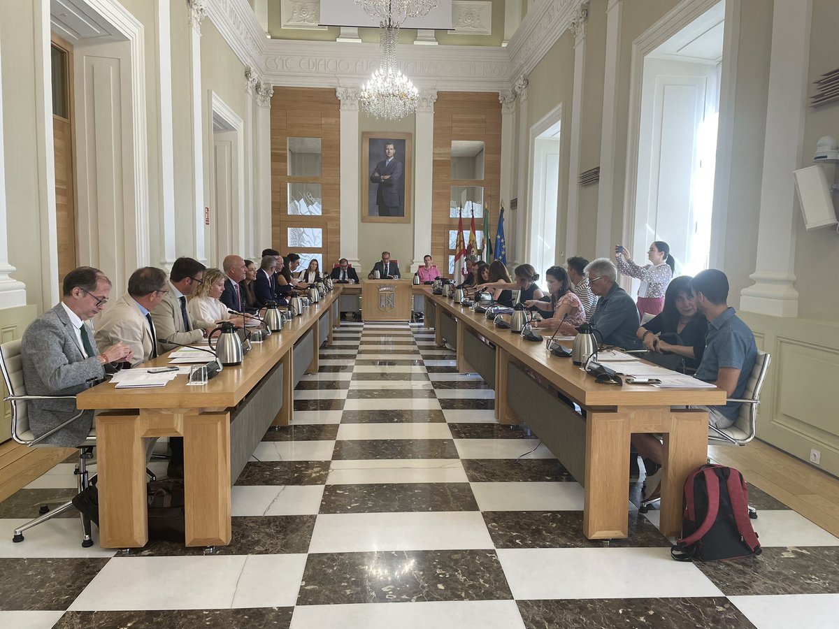 Un pleno del ayuntamiento de Cáceres