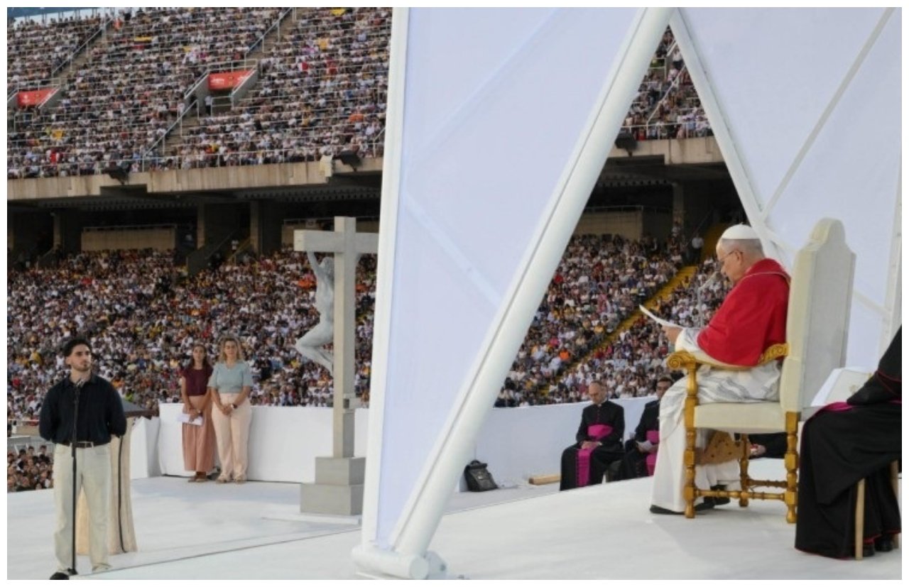 León XIV en España. El Papa del palo y la zanahoria en el estadio Lluis Companys / Foto: Vatican Media