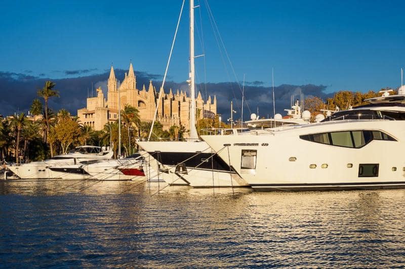 El yate está atracado en la exclusiva Marina Moll Vell y la cuota del atraque pagada hasta el 29 de mayo