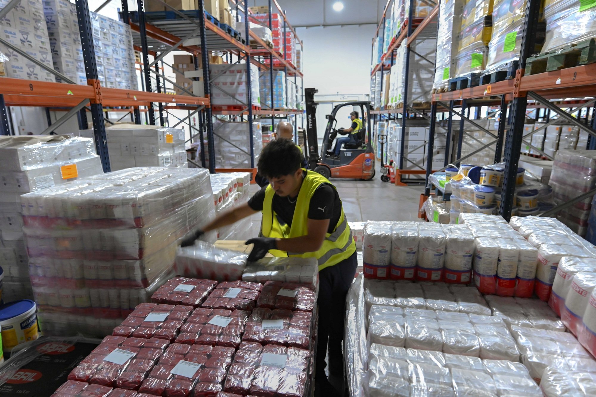 Un voluntario trabajando en la campaña «Ningún hogar sin alimentos» / Foto: Fundación ”la Caixa” Un voluntario trabajando en la campaña «Ningún hogar sin alimentos» / Foto: Fundación ”la Caixa”