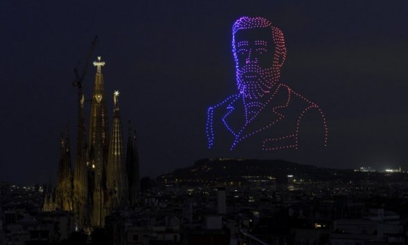 Basílica de la Sagrada Familia y el rostro de Gaudí hecho con drones Basílica de la Sagrada Familia y el rostro de Gaudí hecho con drones