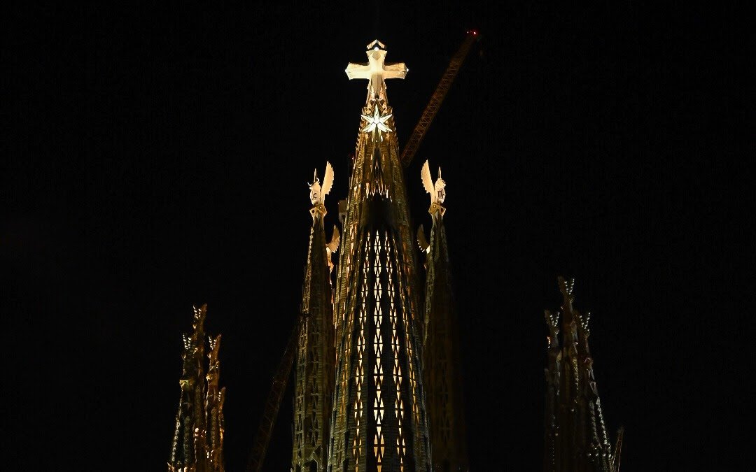 La iluminación artística de la cruz que corona la torre de Jesucristo es la tercera actuación lumínica de Fundación Endesa en la Basílica de la Sagrada Familia de Barcelona La iluminación artística de la cruz que corona la torre de Jesucristo es la tercera actuación lumínica de Fundación Endesa en la Basílica de la Sagrada Familia de Barcelona