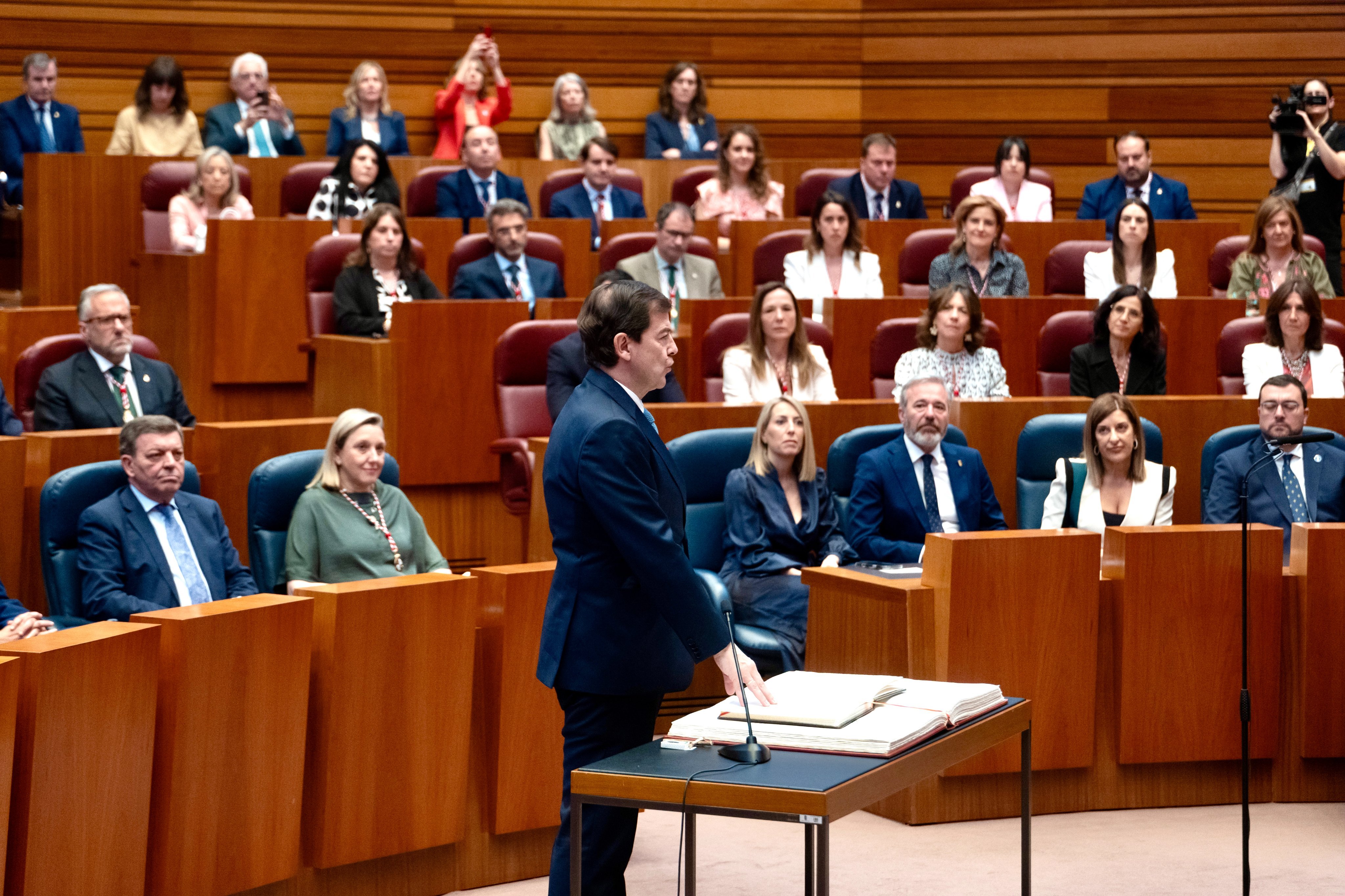 En primer lugar, ha jurado, no prometido, pero, en segundo lugar, y dado que no había crucifijo sobre la mesa, Mañueco decidió llevarse uno suyo para jurar el cargo En primer lugar, ha jurado, no prometido, pero, en segundo lugar, y dado que no había crucifijo sobre la mesa, Mañueco decidió llevarse uno suyo para jurar el cargo