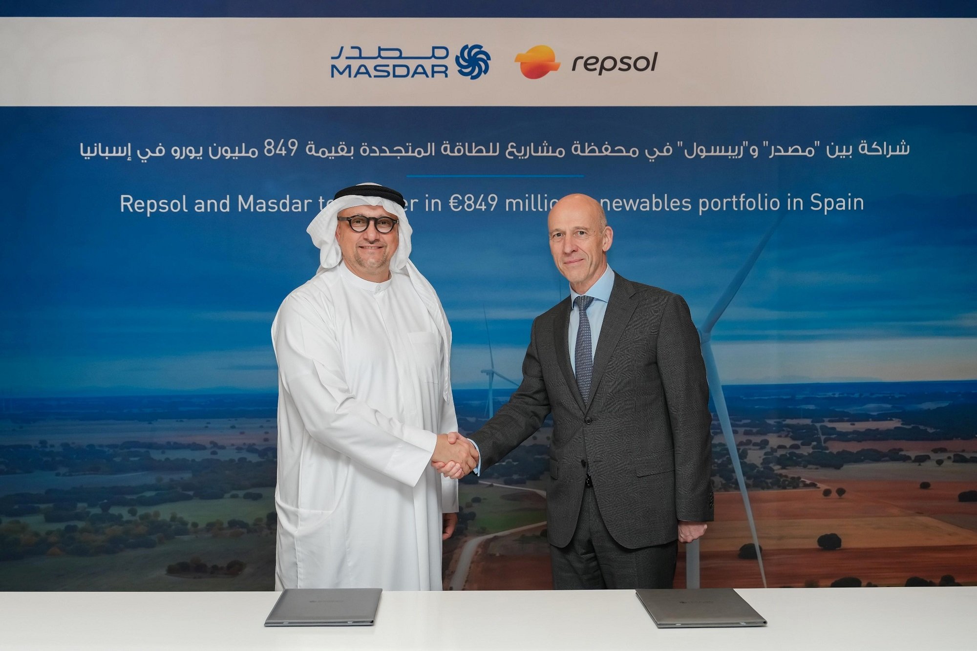 El CEO de Masdar, Mohamed Jameel Al Ramahi, y el director ejecutivo del negocio de Generación Baja en Carbono de Repsol, João Costeira, han firmado la venta del 49,99% de una cartera de 705 MW renovables en España El CEO de Masdar, Mohamed Jameel Al Ramahi, y el director ejecutivo del negocio de Generación Baja en Carbono de Repsol, João Costeira, han firmado la venta del 49,99% de una cartera de 705 MW renovables en España