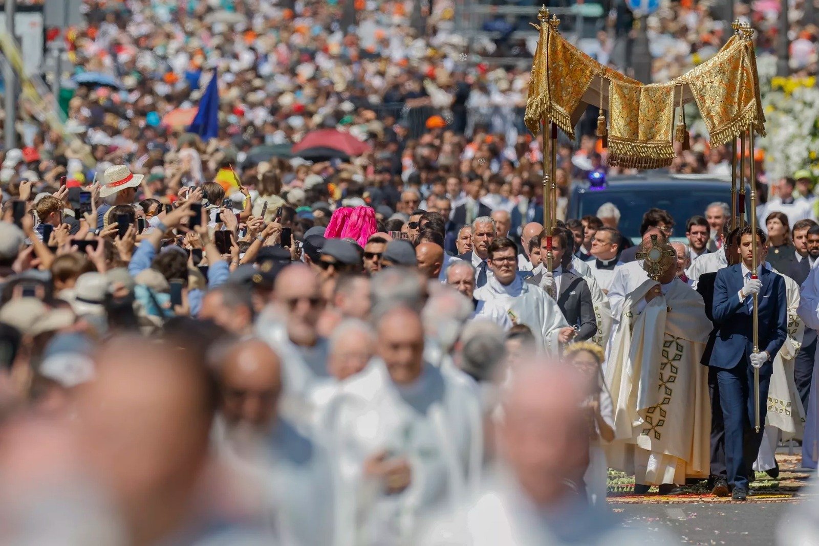 El papa León XIV en la procesión del Corpus Christi, después de la santa misa, celebrada en Madrid el 7 de junio