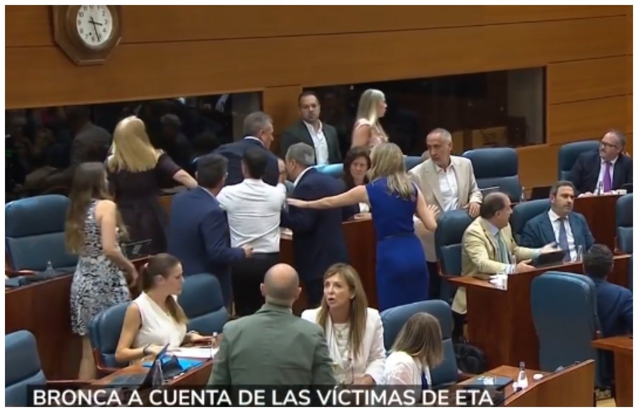 Expulsado el diputado Fernández Lara (PSOE) tras encararse con Enrique Serrano (PP)