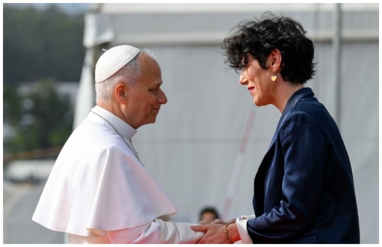 Elma Saiz, le da la chapa al Papa asegurando que no lo ha hecho mal... porque lo ha hecho como Sánchez, si ustedes me entienden