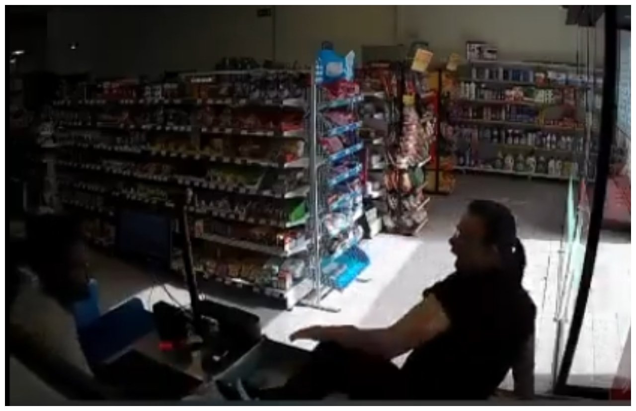 Una de las dependientas, aterrada, acaba saltando por encima del mostrador, a la vez que el hombre intenta clavarle el cuchillo