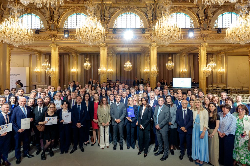Macron con las personas que han preparado la cumbre del G7