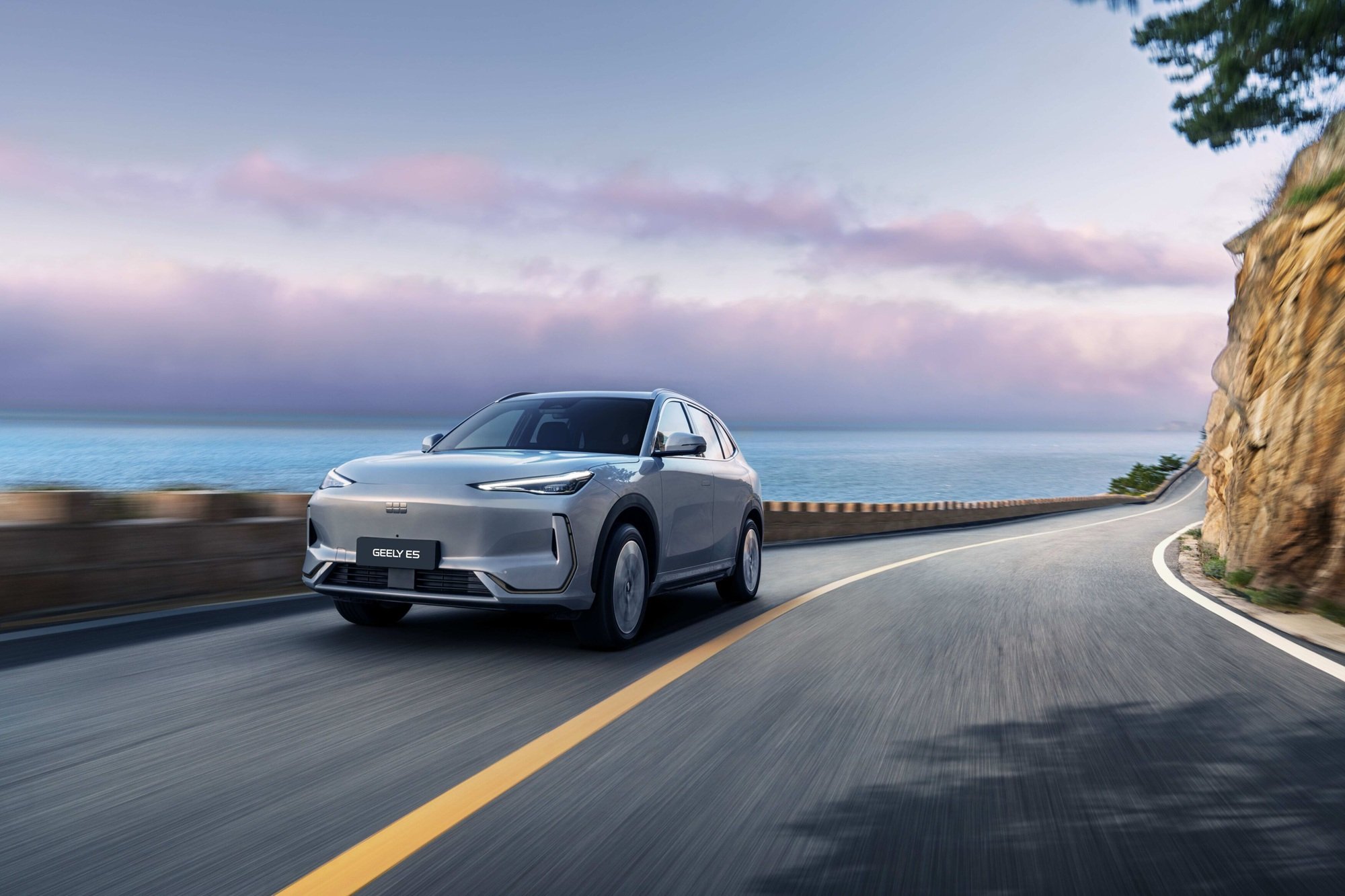 Geely empezó a vender la marca del mismo nombre en España a finales del pasado febrero, pero lleva más de una década presente a través de otras