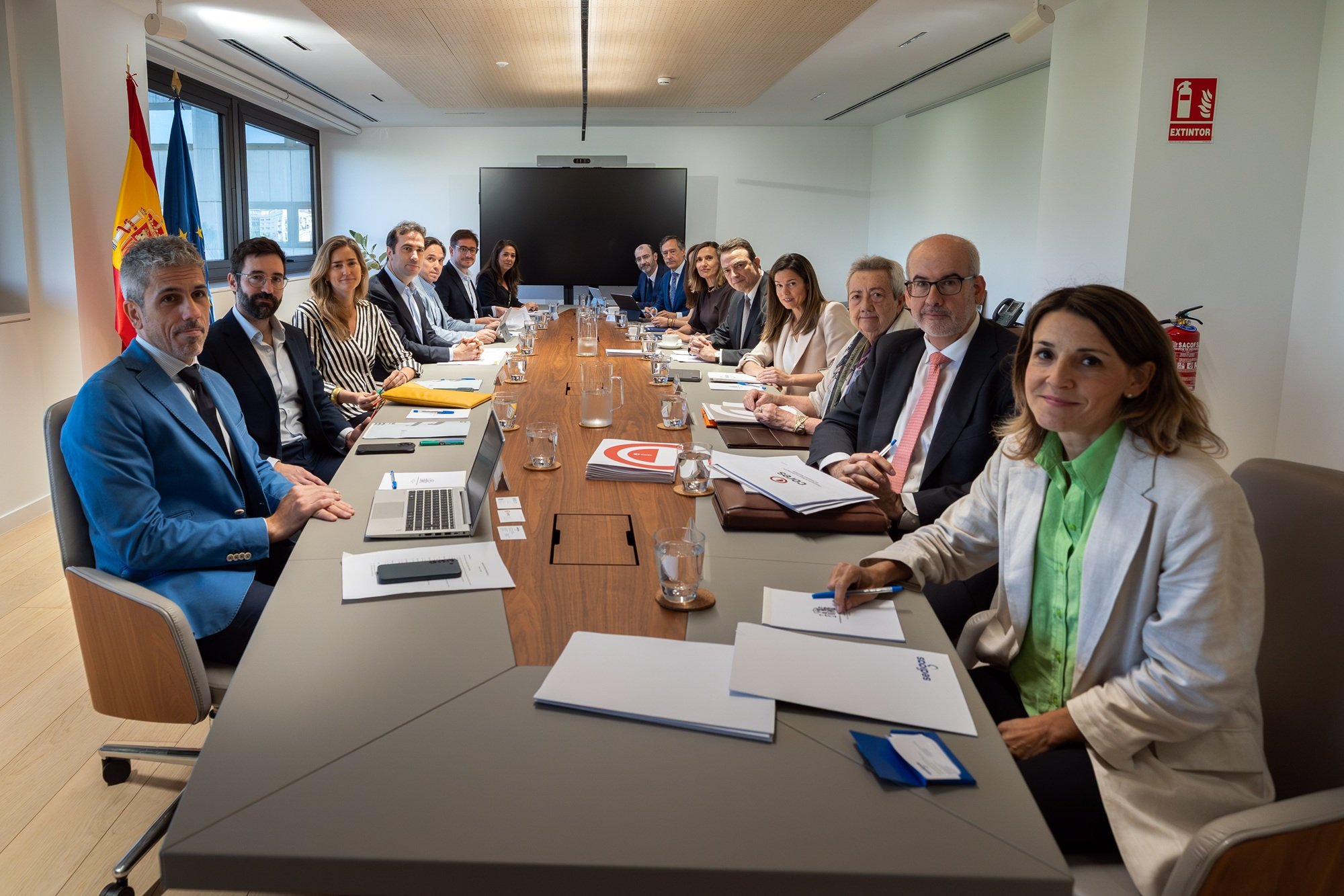 Reunión de los vicepresidentes Carlos Cuerpo y Sara Aagesen con el sector energético para analizar las medidas frente al impacto de la guerra de Irán