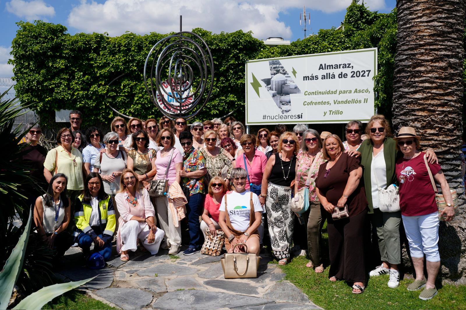 ‘Mujeres por Almaraz’ reivindica el derecho a garantizar su futuro con la continuidad de Almaraz, coincidiendo con la visita a la central de medio centenar de mujeres de la comarca Campo Arañuelo