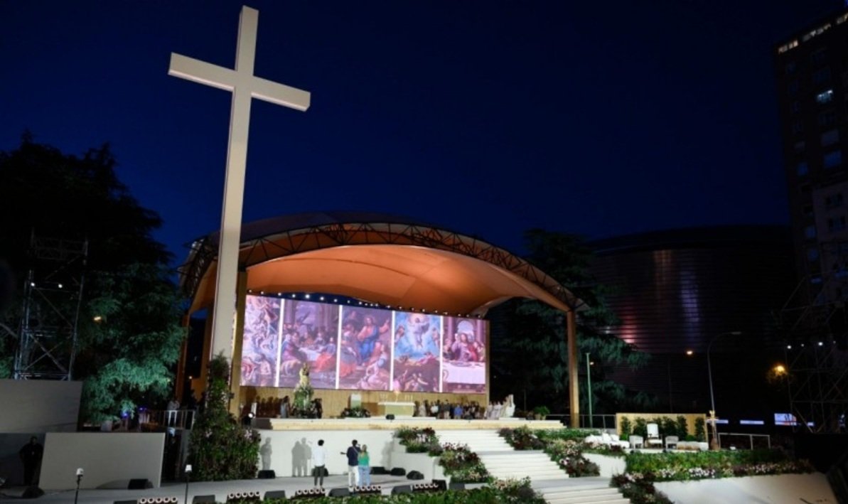La cruz que presidió la Vigilia con jóvenes del Papa León XIV en Madrid, en la que más de medio millón de jóvenes hizo adoración eucarística en silencio, se quedará en la ciudad / Foto: Vatican Media