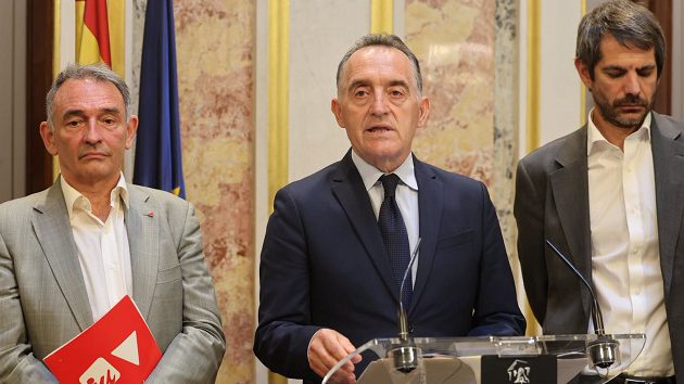 Los encargados de detallar los avances en la proposición de ley han sido el ministro de Cultura, Ernest Urtasun, el portavoz adjunto de Sumar Enrique Santiago y el portavoz de la Comisión Constitucional del Grupo Socialista, Artemi Rallo