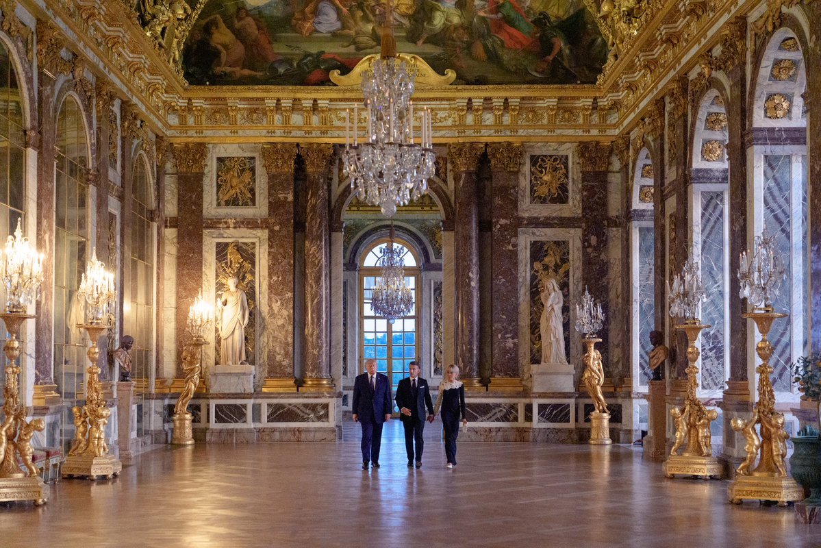 Trump y Macron pasean por el Palacio de Versalles