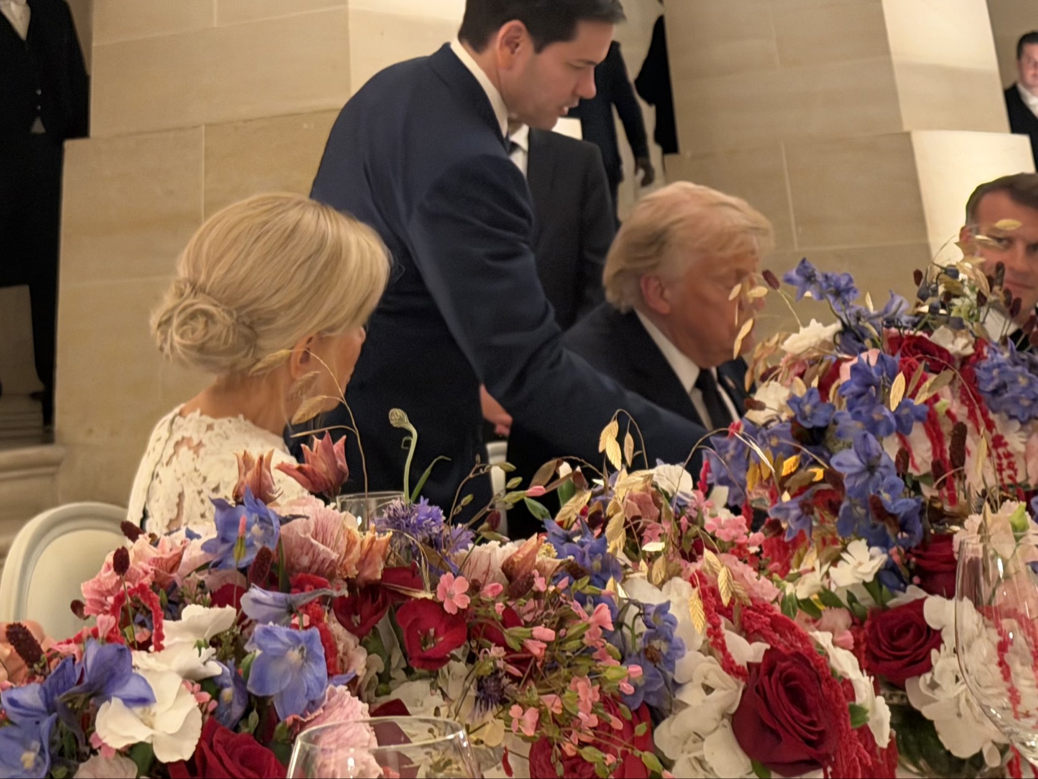 Trump firma el memorando en Versalles Trump firma el memorando en Versalles