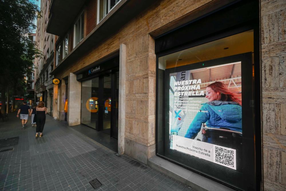 CaixaBank activa por primera vez toda su red de pantallas en oficinas para impulsar la captación de talento paralímpico con ‘Nuestra Próxima Estrella’ CaixaBank activa por primera vez toda su red de pantallas en oficinas para impulsar la captación de talento paralímpico con ‘Nuestra Próxima Estrella’