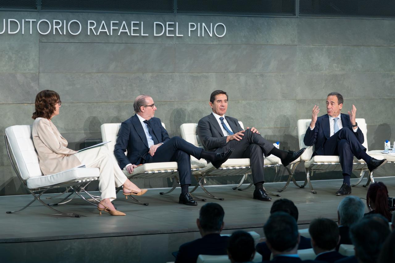 Alejandra Kindelán, presidenta de la AEB; Héctor Grisi, CEO del Santander; Carlos Torres, presidente del BBVA y Gonzalo Gortázar, CEO de Caixabank / Foto: Pablo Moreno