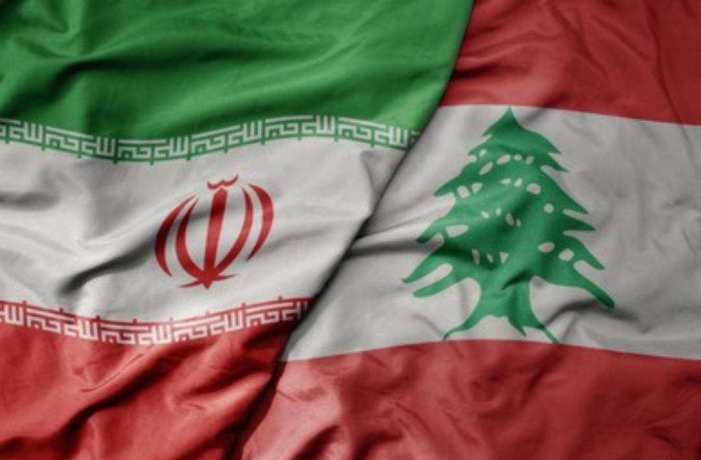 La bandera de Irán (izquierda) junto a la del Líbano La bandera de Irán (izquierda) junto a la del Líbano