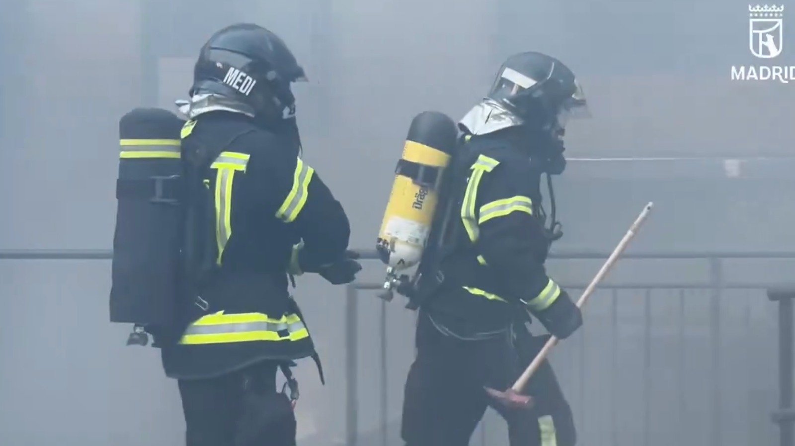 Bomberos del Ayuntamiento de Madrid y de la Comunidad de Madrid, además de agentes de la Policía Nacional, Policía Municipal y efectivos del Samur-Protección Civil.