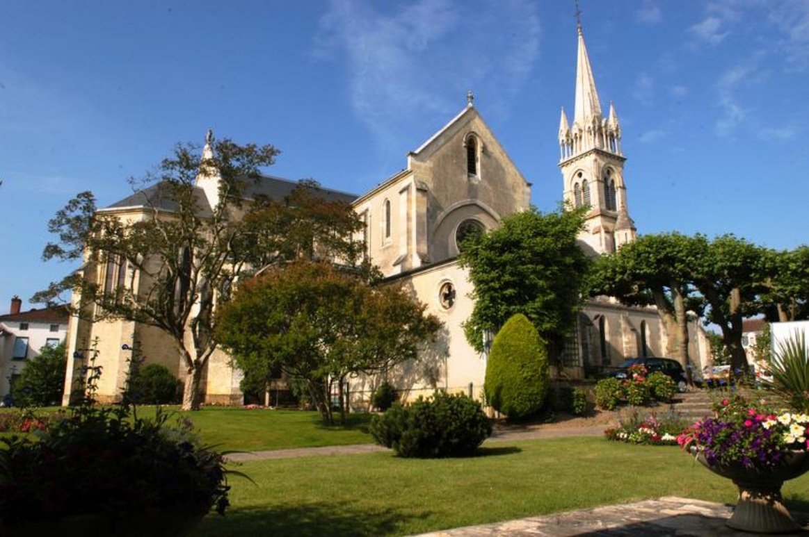 Iglesia Saint-Jacques, en Mugron, una localidad del departamento de las Landas, en el suroeste de Francia