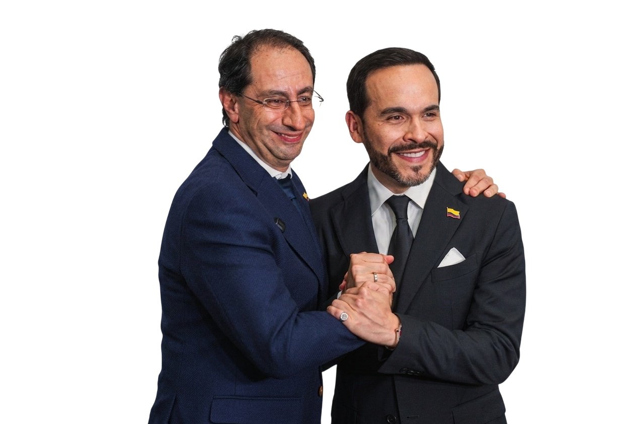 De la Espriella (derecha) con su vicepresidente, José Manuel Restrepo