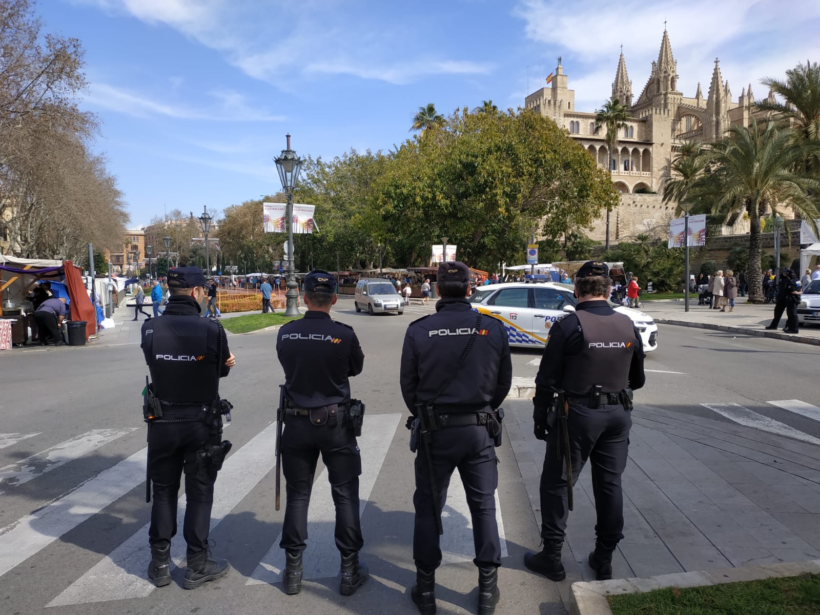 Varias patrullas del Grupo de Atención al Ciudadano (GAC) de la Policía Nacional fueron a la barriada de El Viviero en Palma, allí los propietarios explicaron que la cerradura había sido cambiada, hecho que les impedía entrar Varias patrullas del Grupo de Atención al Ciudadano (GAC) de la Policía Nacional fueron a la barriada de El Viviero en Palma, allí los propietarios explicaron que la cerradura había sido cambiada, hecho que les impedía entrar