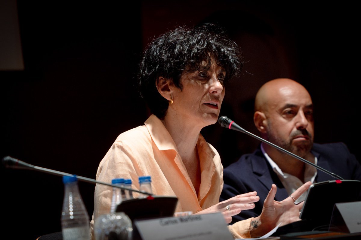 Elma también nos recuerda un efeméride sin paragón: se cumplen 20 años del carnet por puntos, invento, y le sale una sonrisa en la cara a la ministra: "de nuestro querido ministro del Interior, Alfredo Pérez Rubalcaba", nosotros añadimos: durante la presidente de José Luis Rodríguez Zapatero, imputado