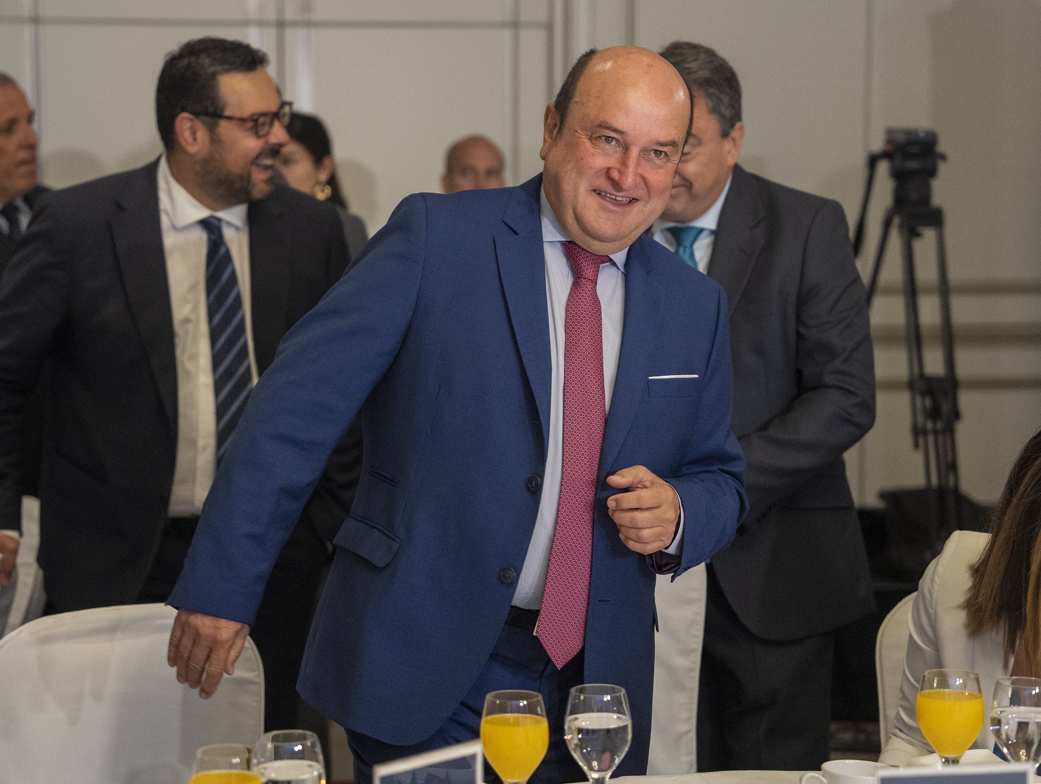 El periodista Ortuzar saltó de los medios a la política en 1987 y tras dejar su primera línea, ha aterrizado en la empresa privada: primero PwC y después Movistar+ (filial de Telefónica) / Foto: Pablo Moreno