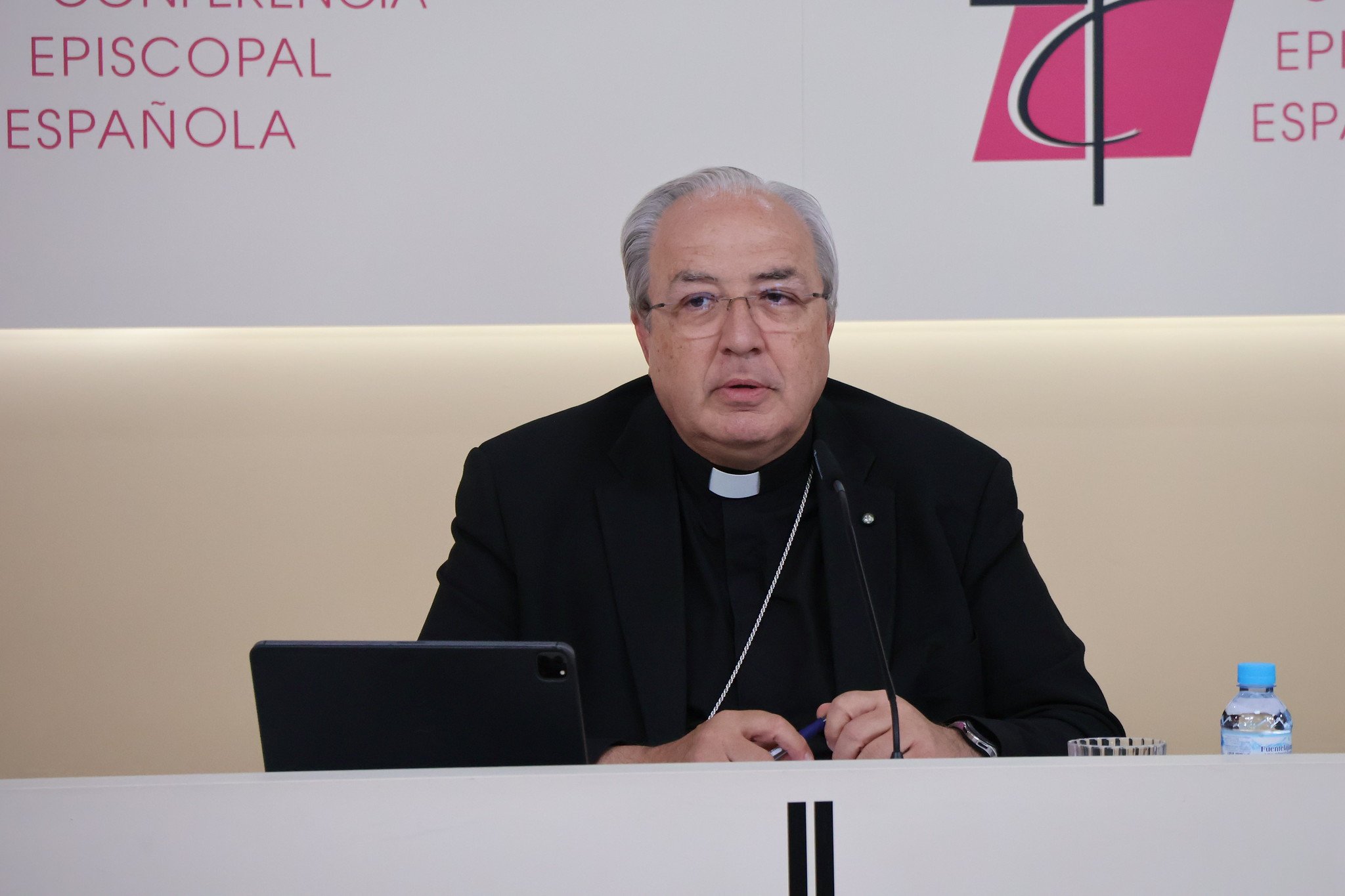 El secretario general, Mons. Francisco César García Magán, informa en rueda de prensa sobre el desarrollo de los trabajos durante estos días
