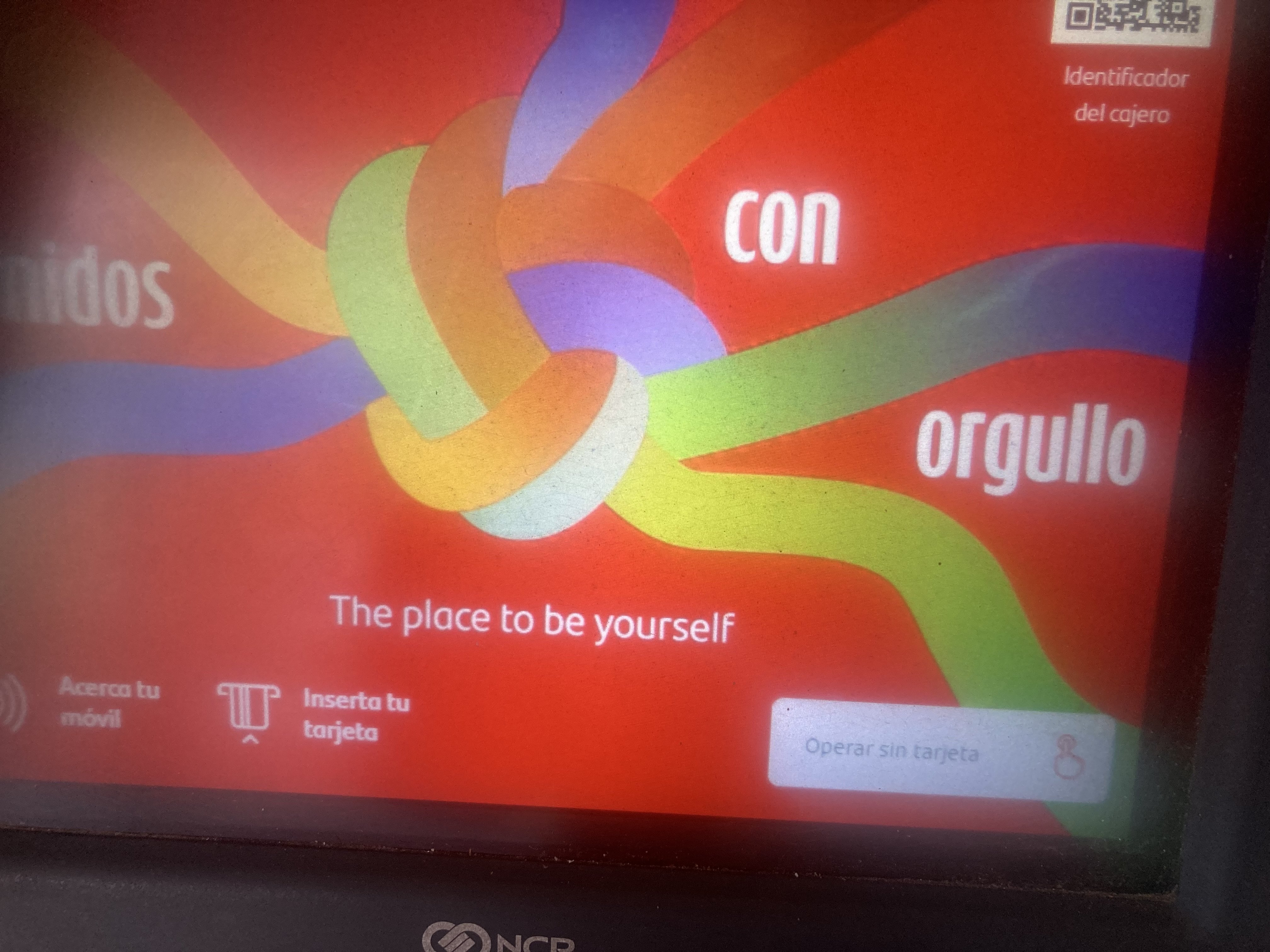 Pantalla de un cajero del Santander por el mes del Orgullo 