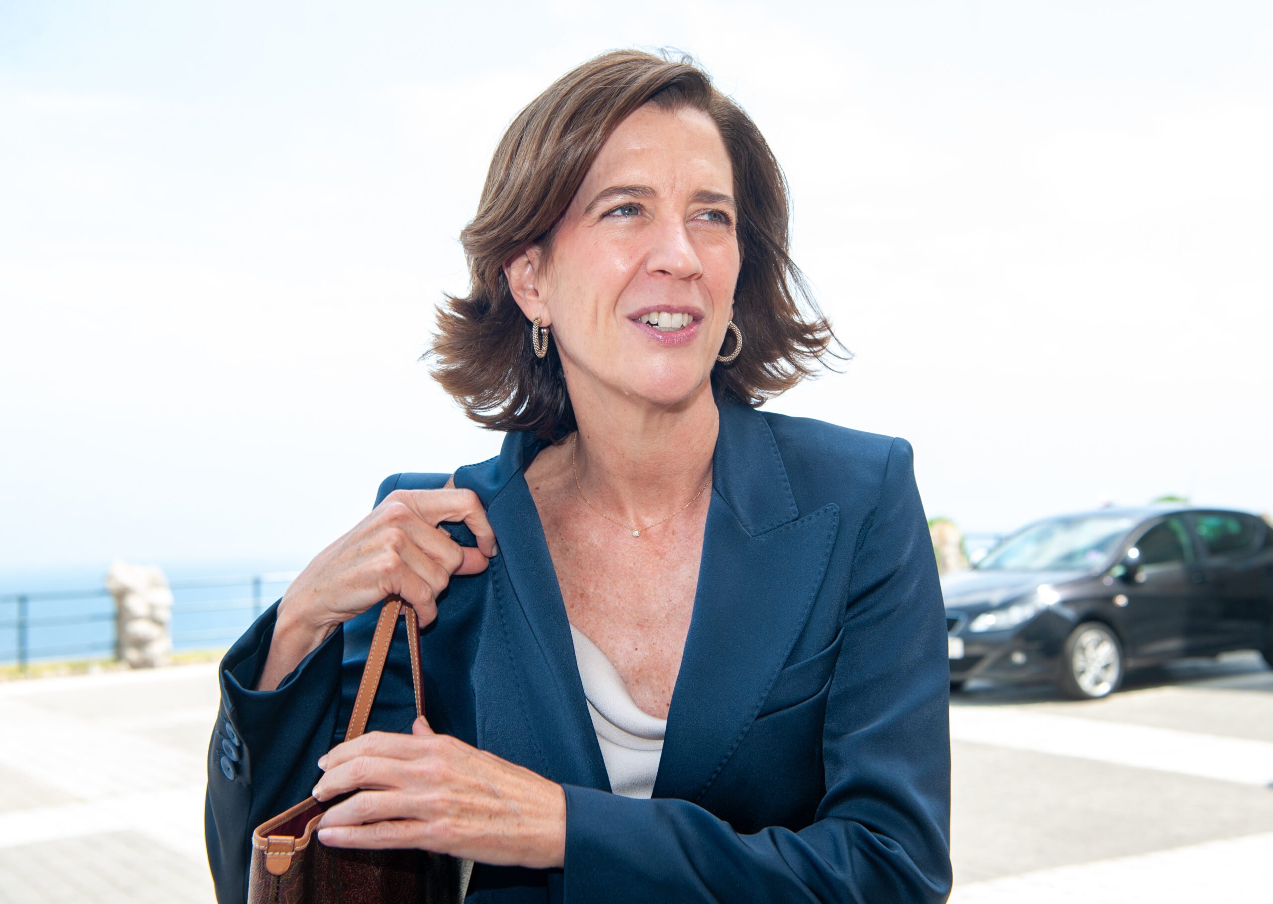Alejandra Kindelán, presidenta de la AEB, llegando al Palacio de la Magdalena, en Santander, sede del curso de verano de la UIMP y la APIE