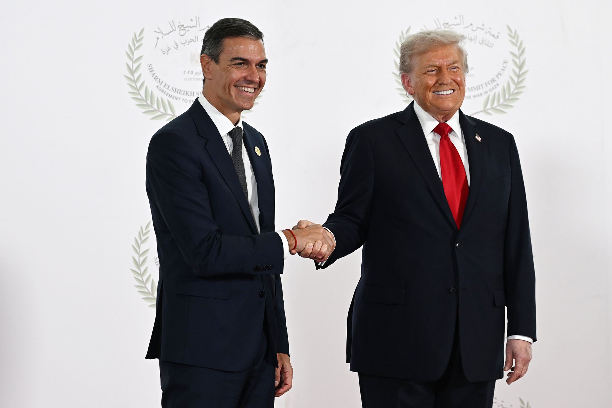 Donald Trump es un horror en la forma y un pensador sólido en el fondo, Pedro Sánchez es justo lo contrario: una constante aberración, salvajadas sin límite, puro 'woke' pero, eso sí, envuelta en una apariencia moderada