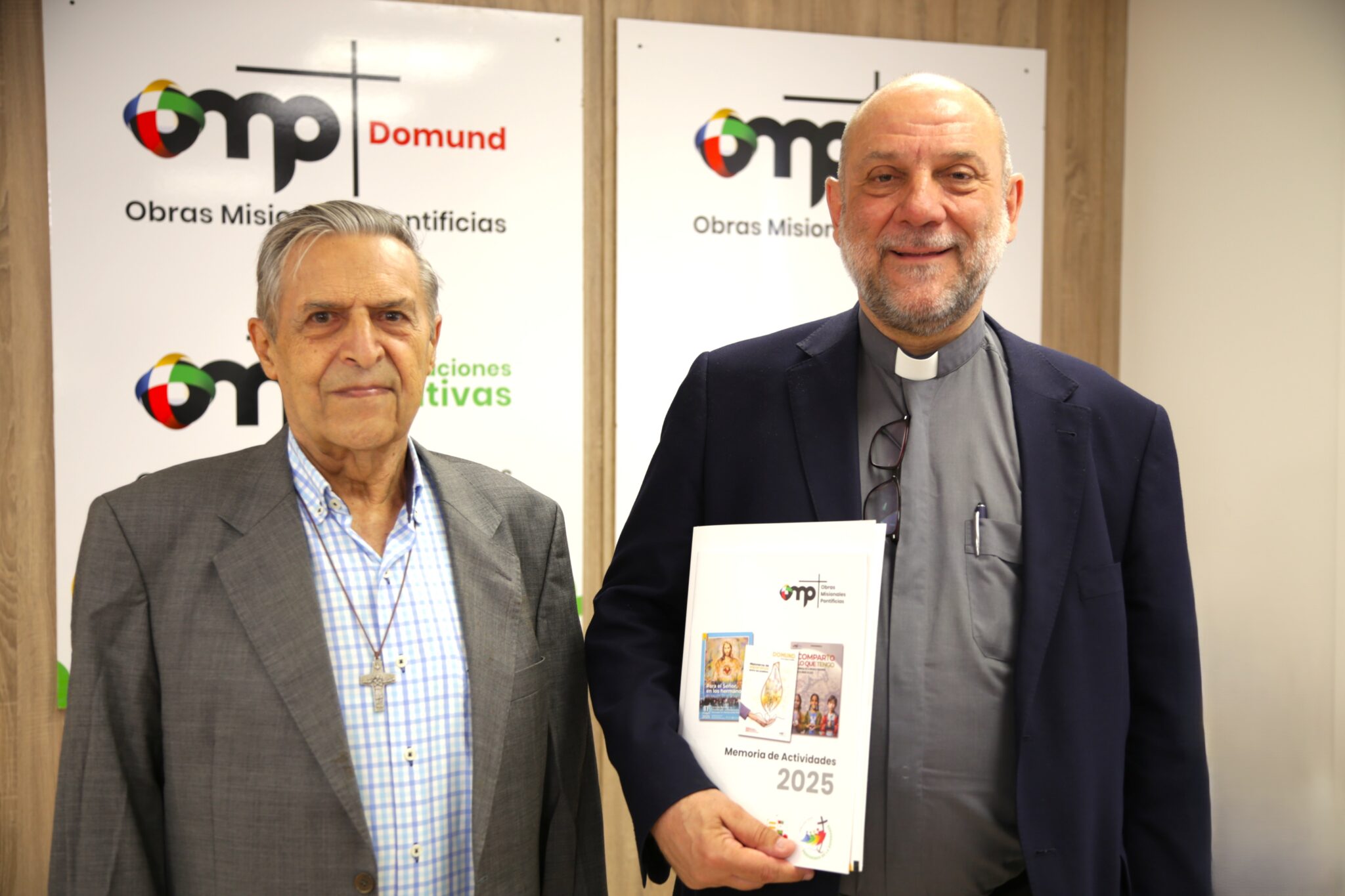 El misionero cántabro Alejandro Canales (izda) y José María Calderón, director de OMP España (dcha)